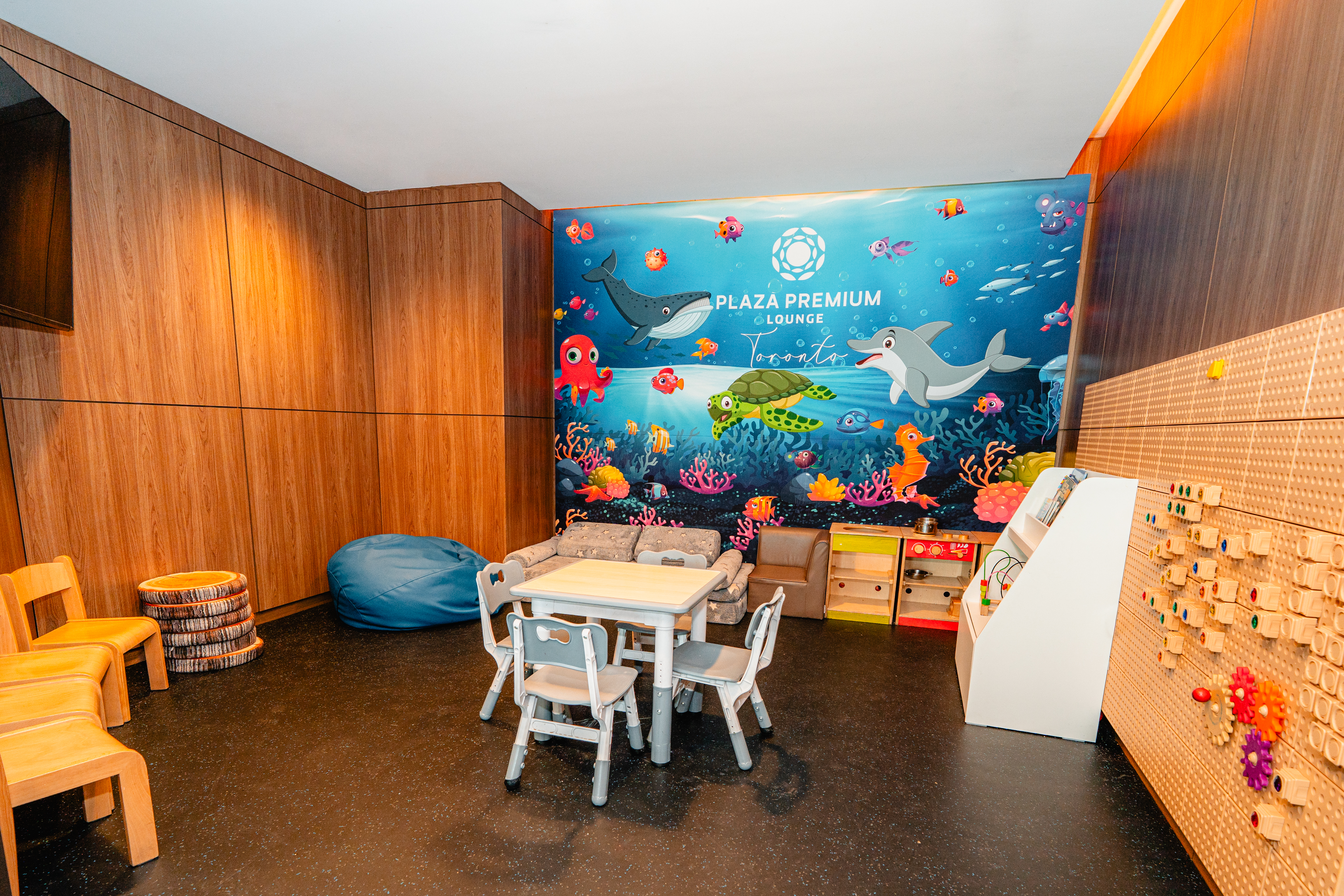 Plaza Premium Lounge (International Departures), Toronto Pearson International, Canada Plaza Premium Lounge (International Departures), Toronto Pearson International, Canada