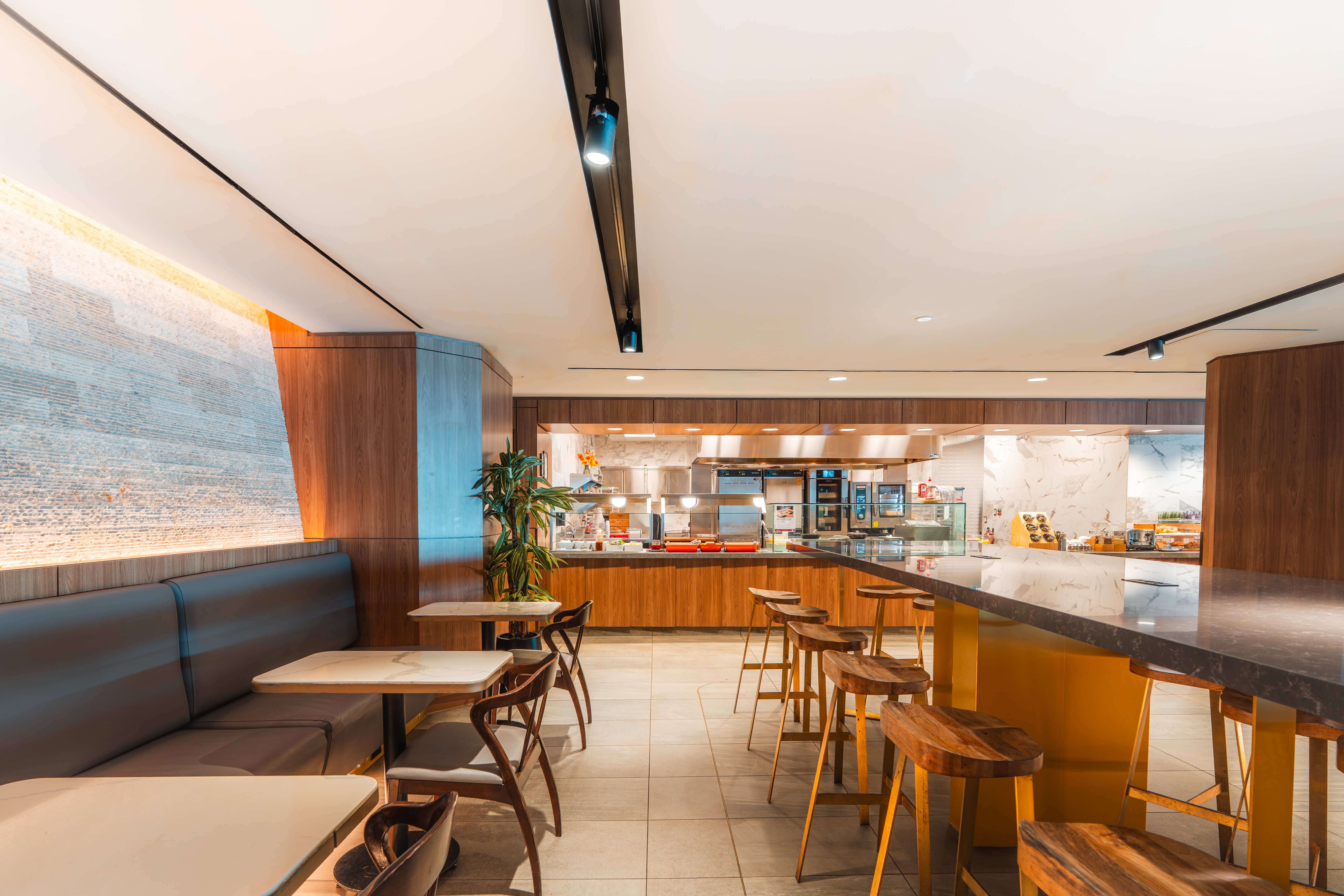 Plaza Premium Lounge (International Departures), Toronto Pearson International, Canada Plaza Premium Lounge (International Departures), Toronto Pearson International, Canada